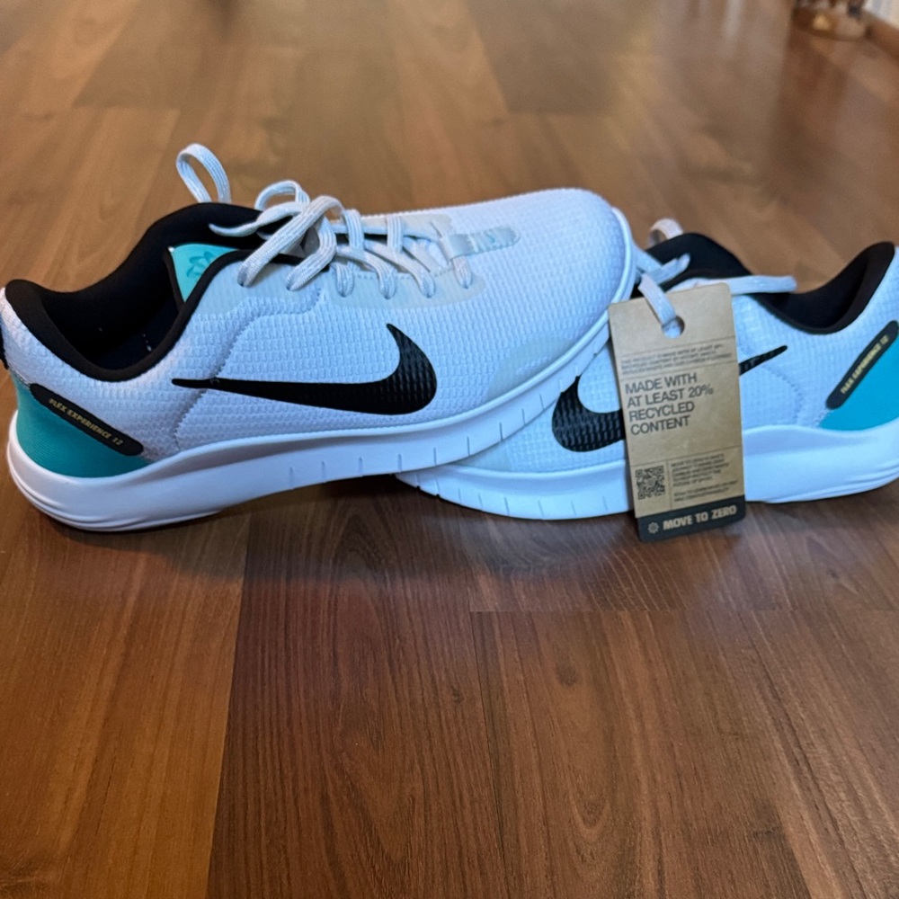 Nike w flex experience rn 12 White& Black Running Shoes Blue Accents 10 w/ 8.5 m